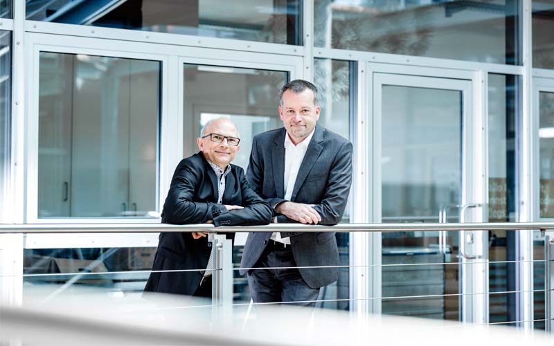 Zwei Kollegen vor dem Büro in Stuttgart